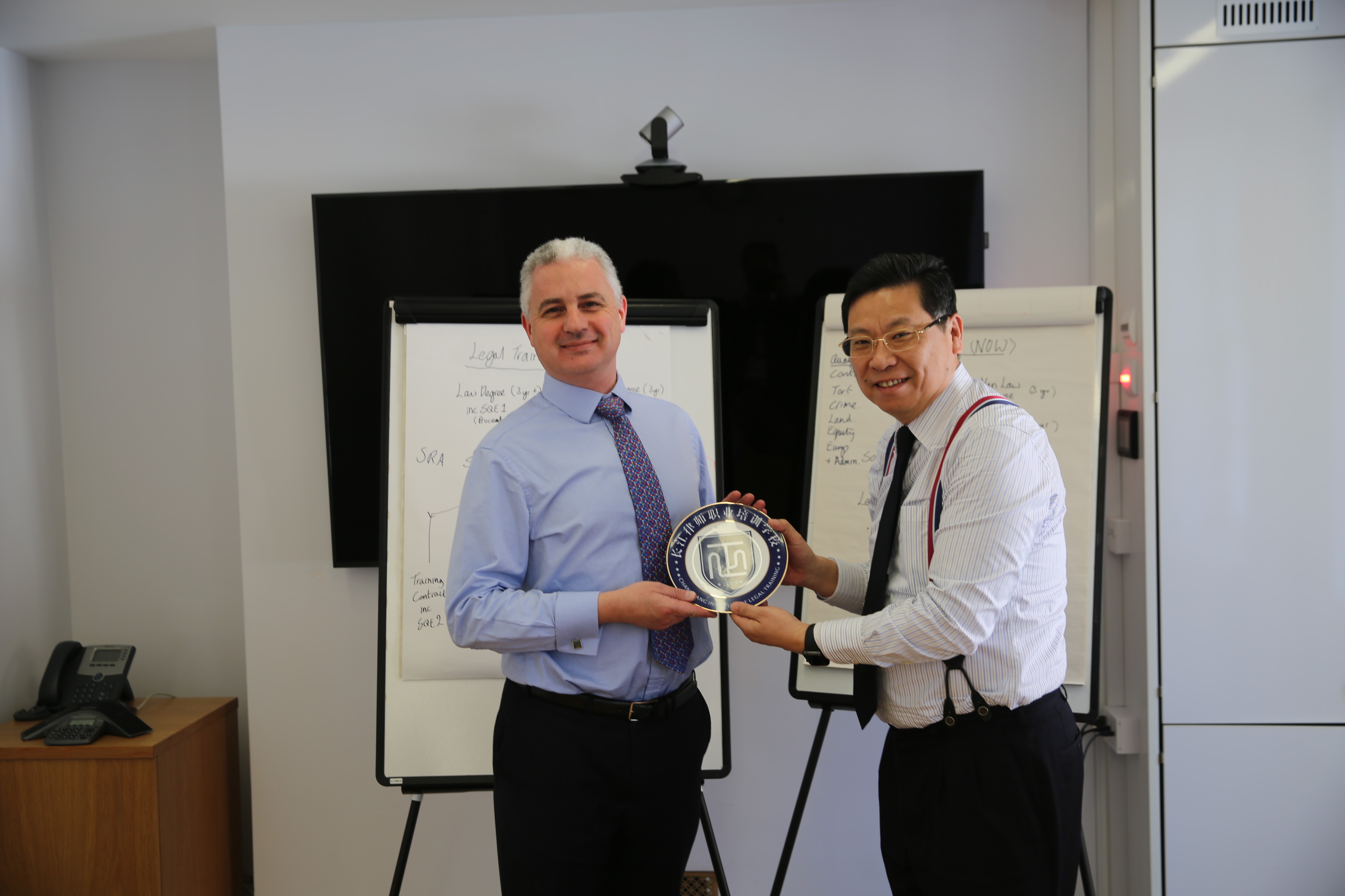  照片注释：2019年3月刘锡秋校长访问伦敦格雷律师学院，与英国同仁交流律师职 业教育经验，并赠送学校礼品。
